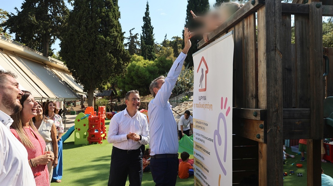 Επίσκεψη Μητσοτάκη σε βρεφονηπιακό σταθμό με μήνυμα για το Δημογραφικό