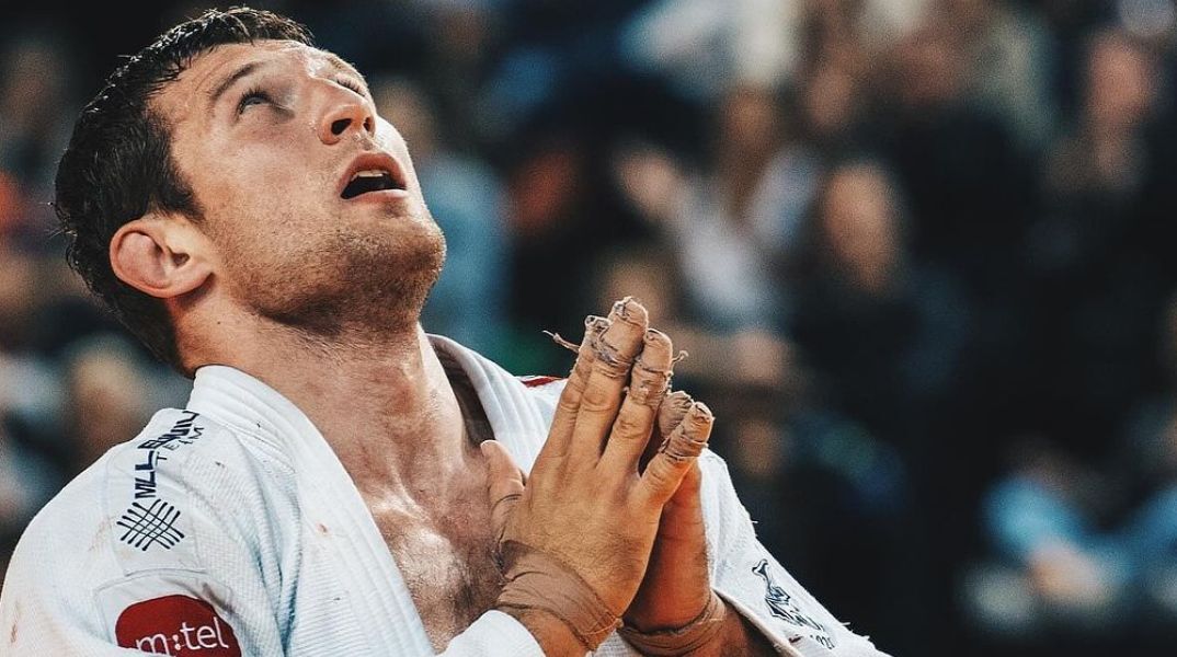 Νεμάνια Μάιντοβ: Πεντάμηνος αποκλεισμός του πρωταθλητή Ευρώπης στο τζούντο επειδή έκανε τον σταυρό του στον αγώνα με τον Θοδωρή Τσελίδη στο Παρίσι 2024. 