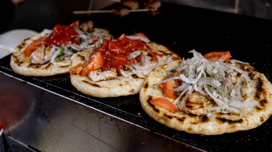 Τα υλικά για το σουβλάκι πάνω στο μαντέμι