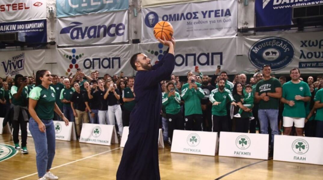 Ιερέας τραγούδησε σύνθημα του Παναθηναϊκού και έκανε σουτάκια στον αγιασμό της ομάδας