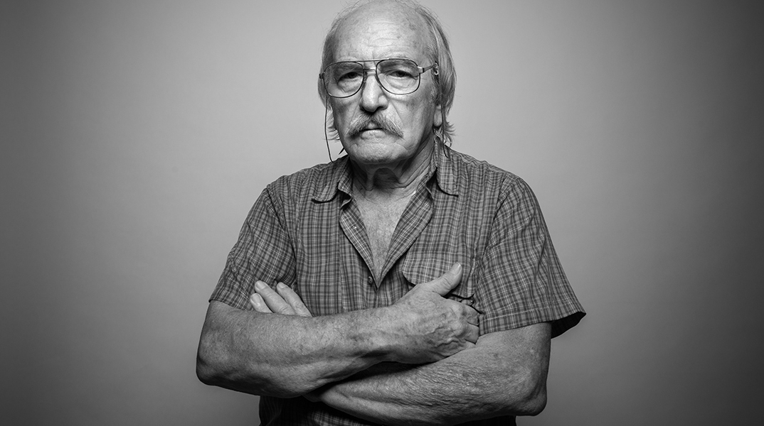 Ο Γιώργος Ακοκαλίδης μιλάει για τα «Άθλια Σενάρια»