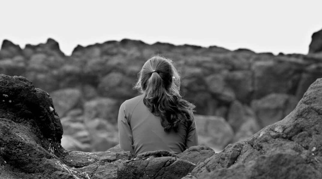 Κορίτσι με πλάτη στο φακό