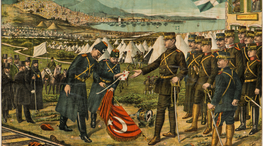 Επιχρωματισμένο χαρακτικό το οποίο αποδίδει τη στιγμή της παράδοσης της Θεσσαλονίκης από τον Ταχσίν Πασά στον Αρχιστράτηγο και Διάδοχο Κωνσταντίνο. Η παράδοση έγινε τις τελευταίες μέρες του Οκτωβρίου 1912, στο πλαίσιο του Α´ Βαλκανικού Πολέμου. Εικονίζονται πολλά σημαίνοντα πρόσωπα του στρατιωτικού βίου της χώρας. Από τις Συλλογές του Πολεμικού Μουσείου 