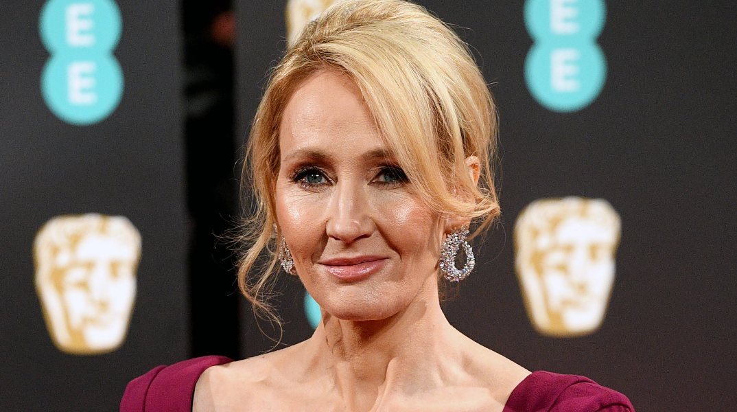 Νέα κόντρα Τζ. Κ Ροούλινγκ με τον Τζον Όλιβερ για τα δικαιώματα των τρανς: Καταλαβαίνω γιατί ξεπουλήθηκες