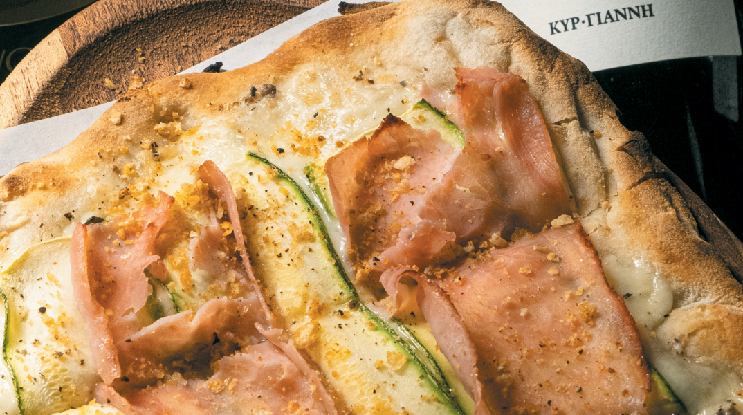 Glug Glug: Το ατμοσφαιρικό wine bar της πλατείας Καρύτση