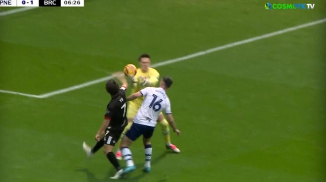 Απέφυγε τον τερματοφύλακα με κίνηση βόλεϊ και στη συνέχεια σκόραρε