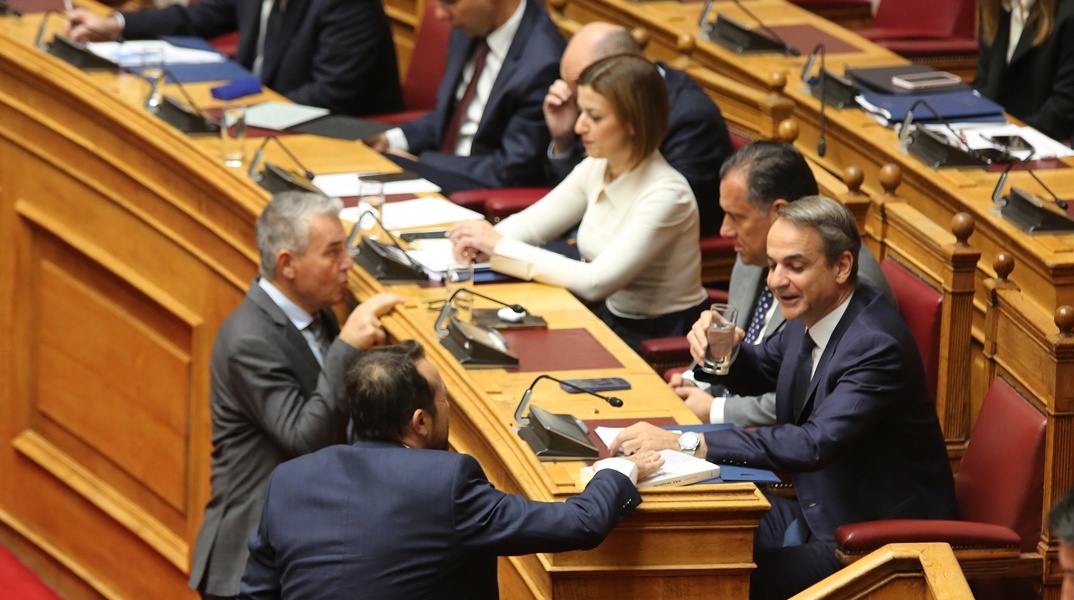 Ο Νίκος Παππάς έκανε δώρο το βιβλίο του στον Κυριάκο Μητσοτάκη 