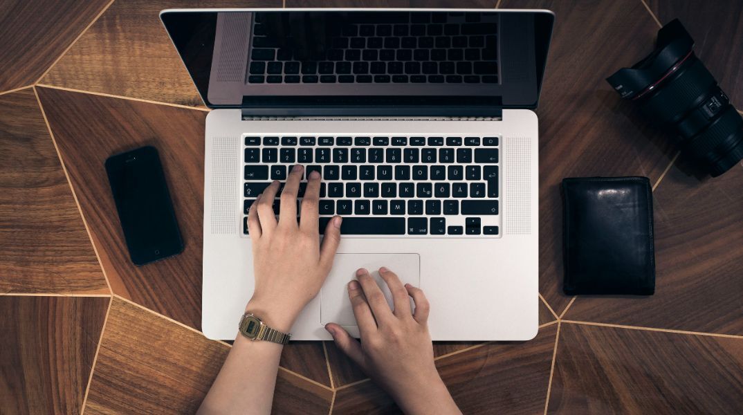 Business Insider: Η τεχνητή νοημοσύνη μείωσε την επισκεψιμότητα και απολύει το 21% του προσωπικού