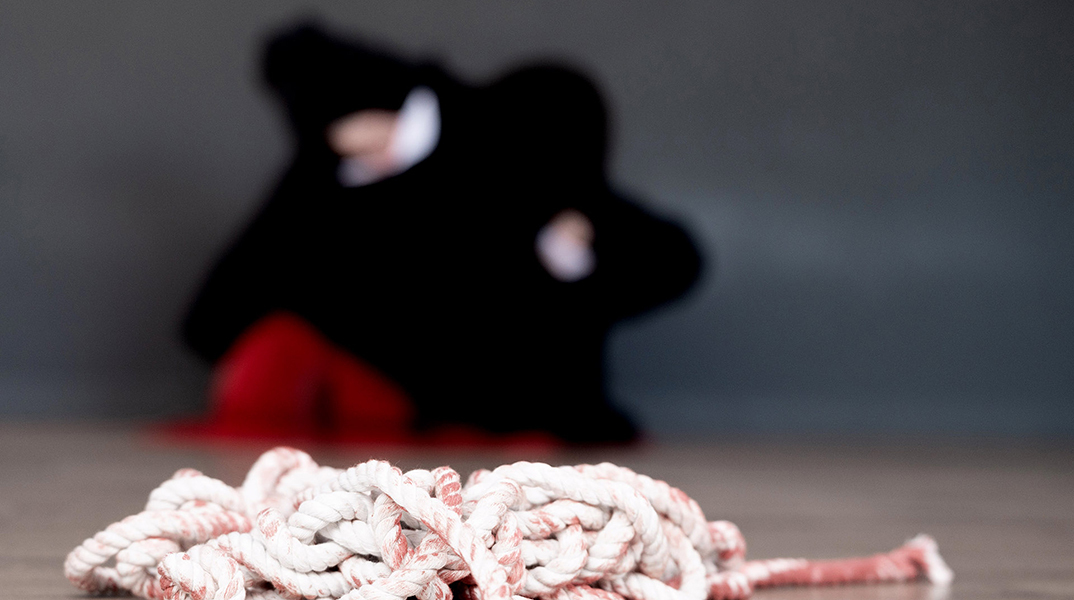 Κερδίστε διπλές προσκλήσεις για την performance «Ρωγμές» στο θέατρο Ροές