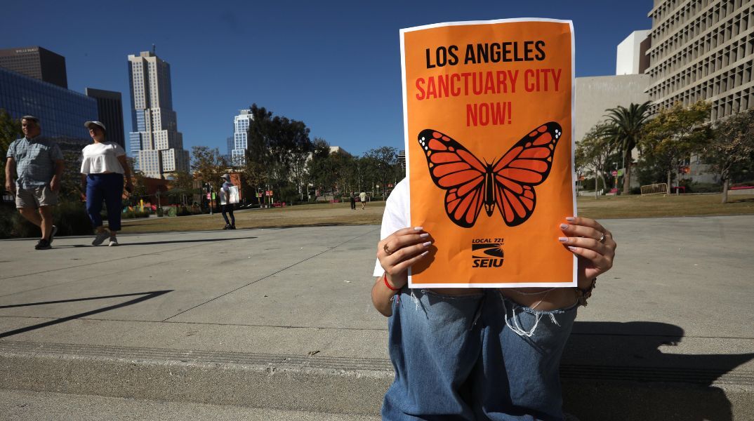 Το Λος Άντζελες αυτοανακηρύσσεται «ασφαλές καταφύγιο» για μετανάστες και ΛΟΑΤΚΙ νέους - Η δεύτερη μεγαλύτερη πόλη των ΗΠΑ στέλνει μήνυμα στον Ντόναλντ Τραμπ