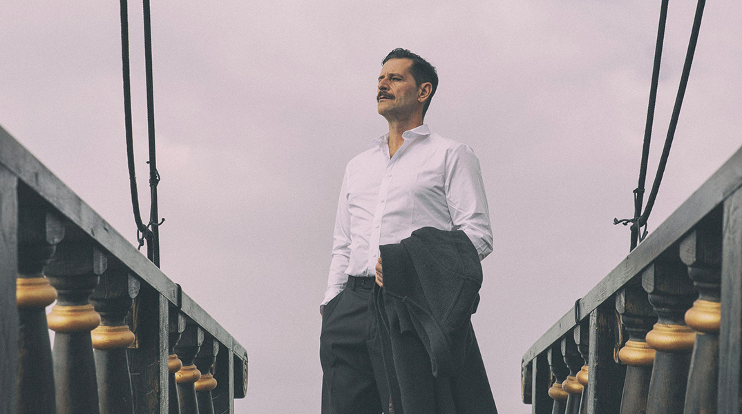 Κερδίστε διπλές προσκλήσεις για την παράσταση «Manolis / καρδιά σε τέσσερις χορδές»