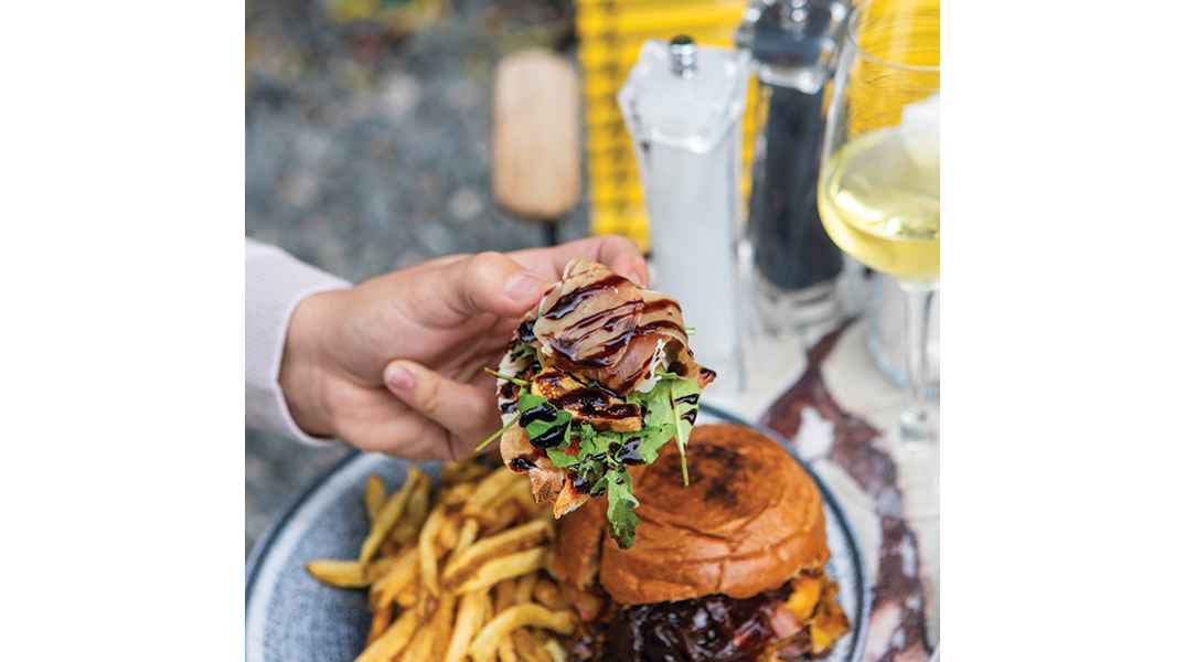 Bored: Υπέροχο smashed burger και signature cocktails