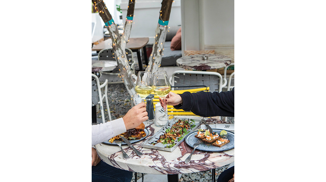 Bored: Υπέροχο smashed burger και signature cocktails