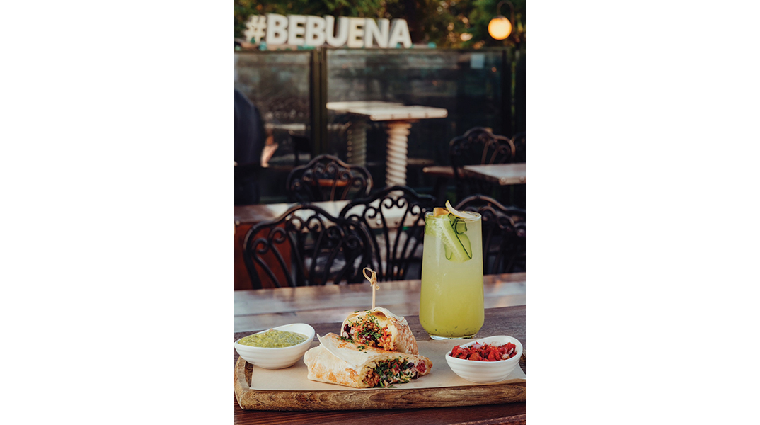 Buena Vista Social Bar: Αll-day πάρτι με θέα την Ακρόπολη