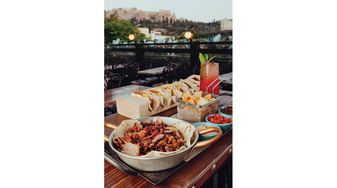 Buena Vista Social Bar: Αll-day πάρτι με θέα την Ακρόπολη