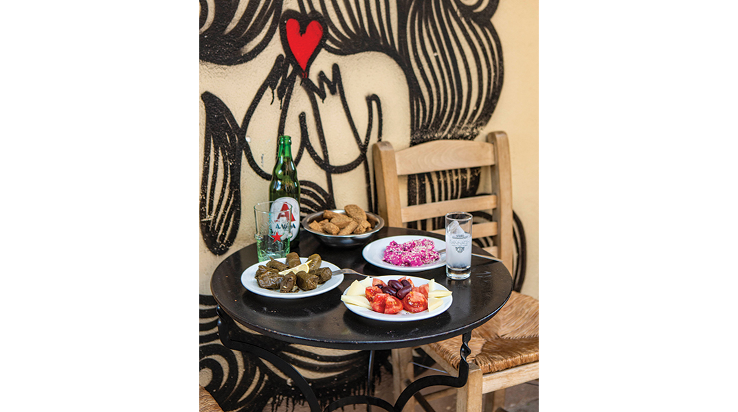 Τα Κανάρια: Το αγαπημένο στέκι με τους νόστιμους μεζέδες και τις όμορφες μουσικές βραδιές