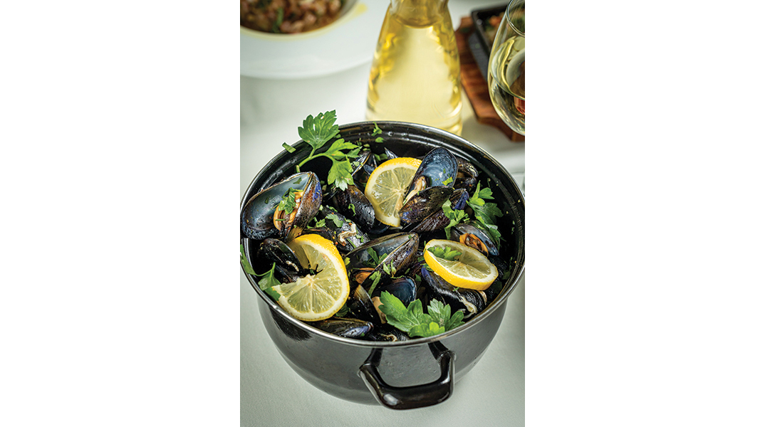 Θαλασσινός: Η θρυλική ψαροταβέρνα στις Τζιτζιφιές