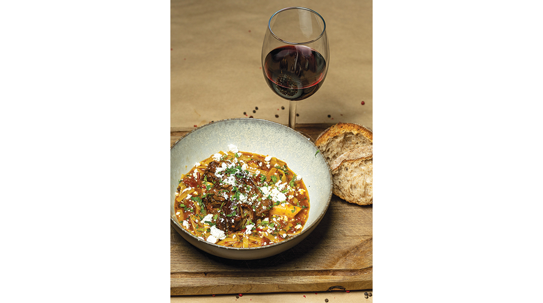 Το Μαύρο Πρόβατο του Press Café: Εδώ που οι αθηναϊκές παρέες δίνουν το σταθερό ραντεβού τους