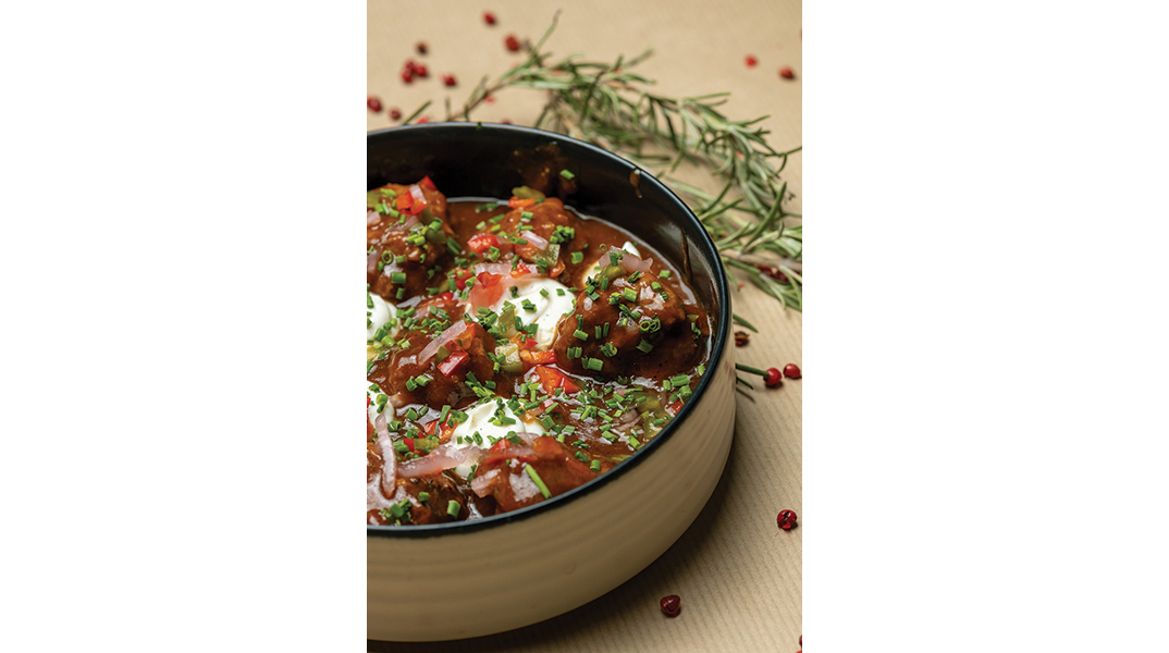 Το Μαύρο Πρόβατο του Press Café: Εδώ που οι αθηναϊκές παρέες δίνουν το σταθερό ραντεβού τους