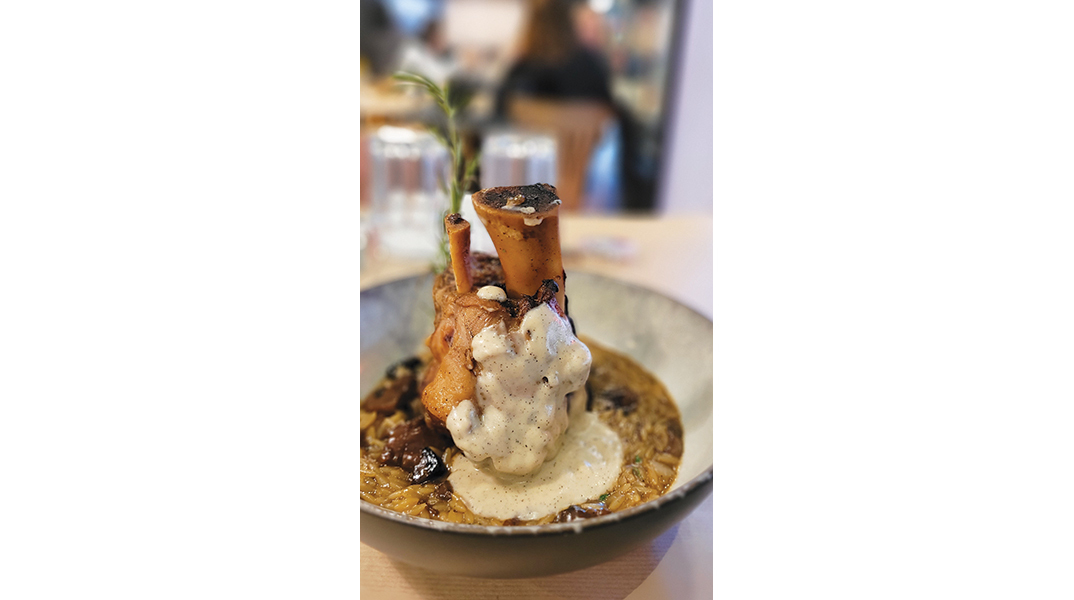 Το Μαύρο Πρόβατο του Press Café: Εδώ που οι αθηναϊκές παρέες δίνουν το σταθερό ραντεβού τους