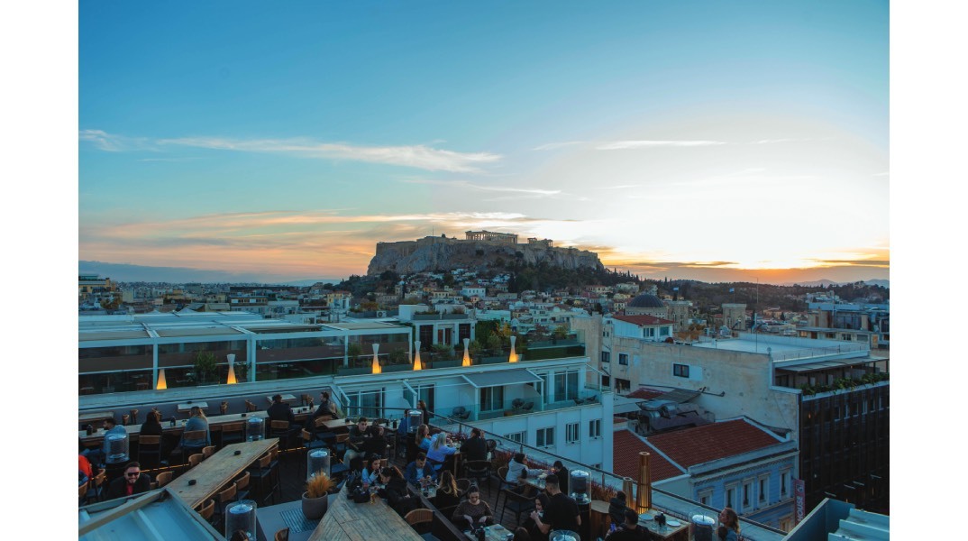 Ερμού 18: Ένα «κρυφό» all day στέκι με θέα Ακρόπολη, για το οποίο μιλάει όλη η πόλη!