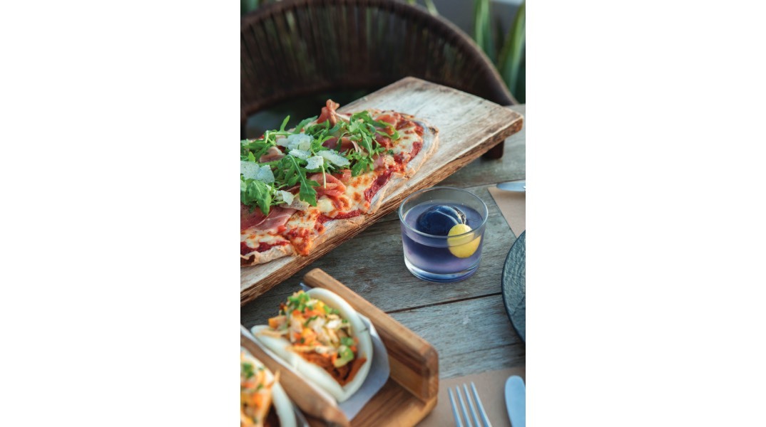 Ερμού 18: Ένα «κρυφό» all day στέκι με θέα Ακρόπολη, για το οποίο μιλάει όλη η πόλη!