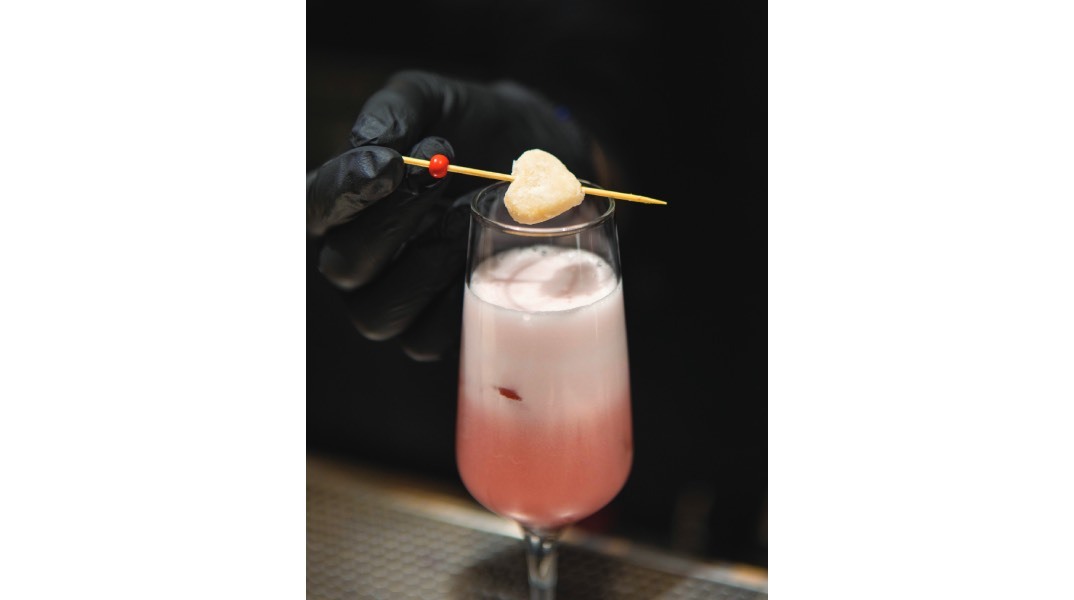 Ερμού 18: Ένα «κρυφό» all day στέκι με θέα Ακρόπολη, για το οποίο μιλάει όλη η πόλη!