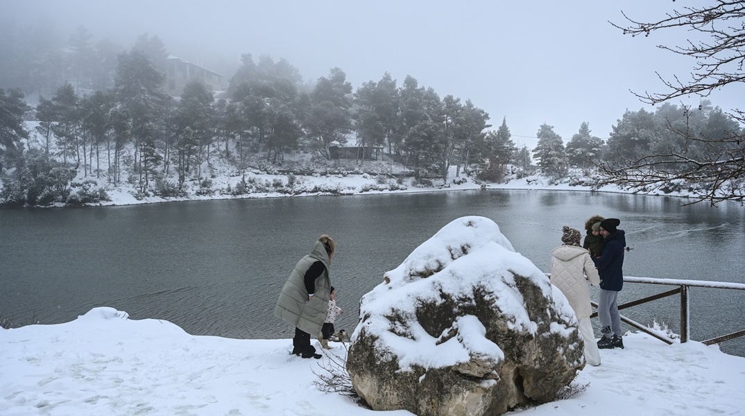 Χιόνια και άτομο που απολαμβάνουν το λευκό τοπίο