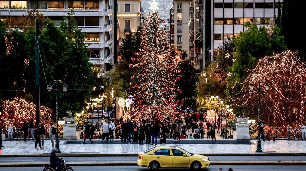 Το χριστουγεννιάτικο δέντρο στο Σύνταγμα