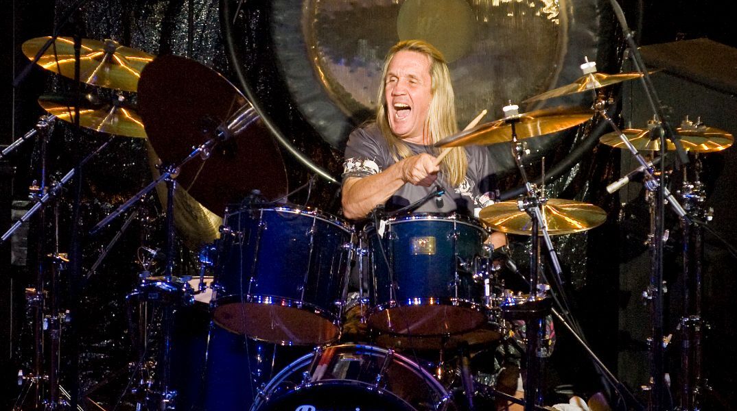 Οι Iron Maiden ανακοίνωσαν τον νέο τους ντράμερ μετά την αποχώρηση του Nicko McBrain 