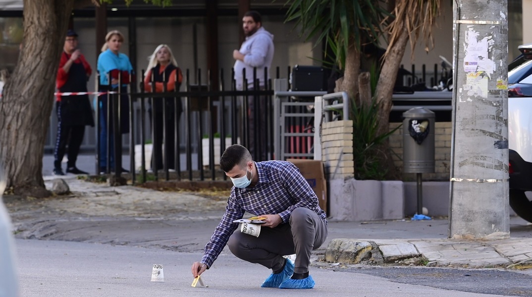 Οι αρχές μάζεψαν κάλυκες από το σημείο των πυροβολισμών με δύο νεκρούς στη Γλυφάδα