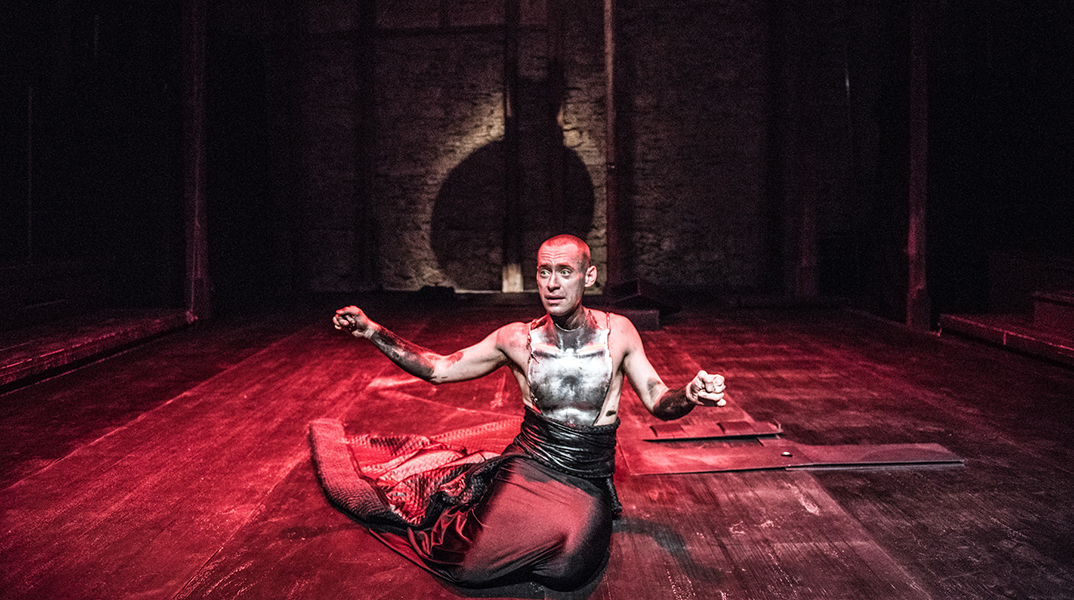 Κριτική του Δημήτρη Τσατσούλη για το έργο «Αιαυτός» του Δημήτρη Δημητριάδη, σε σκηνοθεσία Χάρη Φραγκούλη, στο θέατρο Σφενδόνη