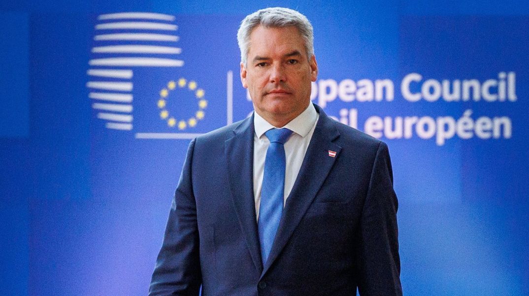 Αυστρία: Η κυβέρνηση προσφέρει 1.000 ευρώ σε Σύρους πρόσφυγες για να επιστρέψουν στη χώρα τους - Ο καγκελάριος Καρλ Νεχάμερ εξετάζει σενάρια απελάσεων. 