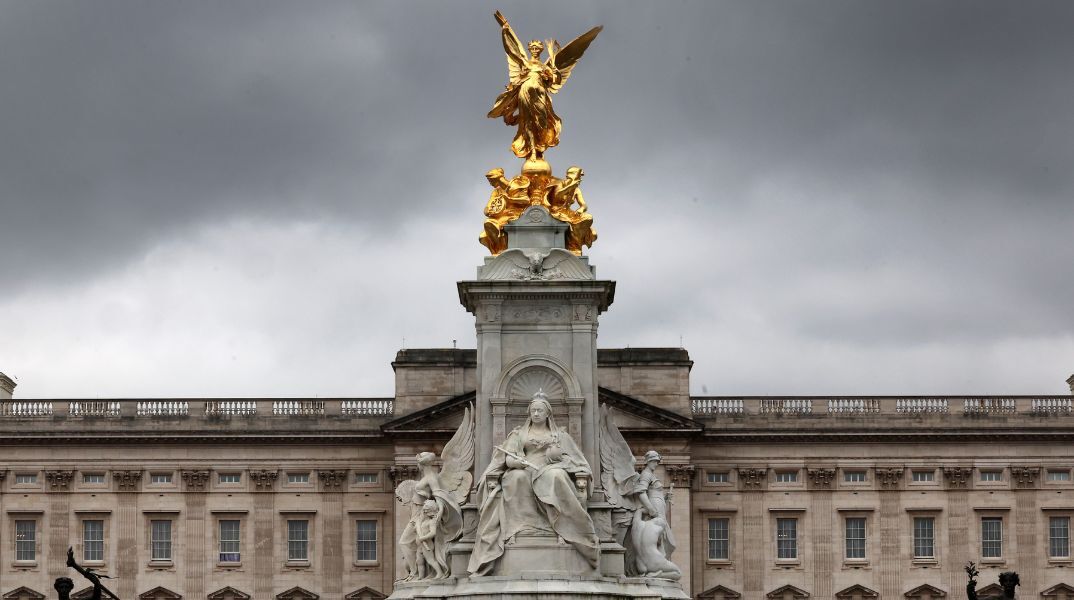 Βρετανία: Μέλη του προσωπικού των ανακτόρων του Μπάκιγχαμ ερευνώνται για επεισόδιο σε μπαρ όπου διασκέδαζαν - Ξέφυγε από τον έλεγχο η κατάσταση, σύμφωνα με ΜΜΕ