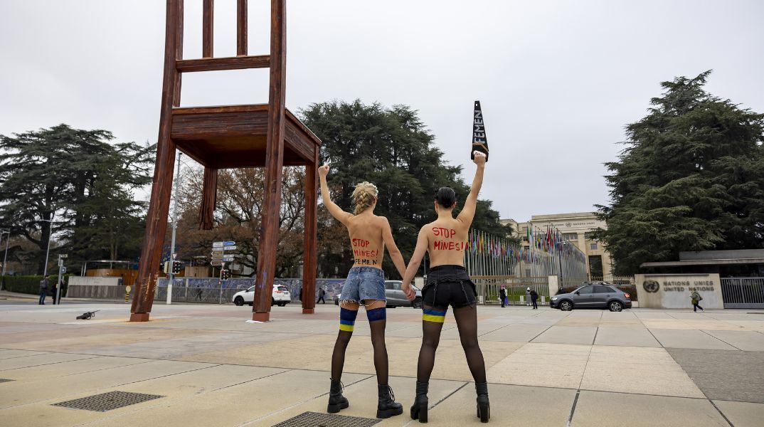Ελβετία: Γυμνόστηθα μέλη της ουκρανικής φεμινιστικής οργάνωσης Femen κατέστρεψαν μνημείο έξω από το κτίριο των Ηνωμένων Εθνών στη Γενεύη.