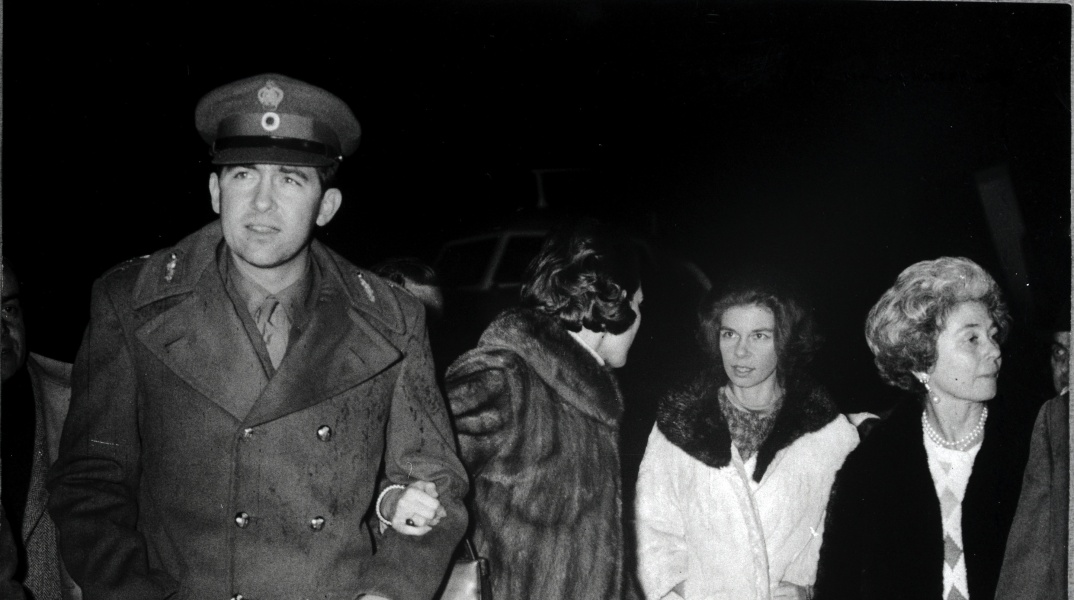 Ο Βασιλιάς Κωνσταντίνος με την Άννα Μαρία και τη μητέρα του Φρειδερίκη στη Ρώμη μετά το αποτυχημένο αντικίνημα στην Ελλάδα