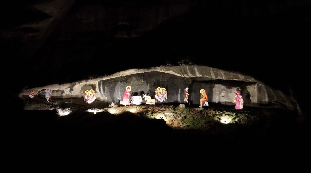 Καλαμπάκα: Εντυπωσιάζει η φάτνη στους βράχους των Μετεώρων - Χριστούγεννα σε ατμόσφαιρα κατάνυξης στη δεύτερη μεγαλύτερη μοναστική κοινότητα της χώρας 