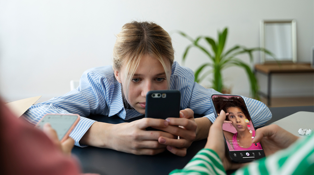 Απαγόρευση social media στους ανήλικους: Η Ελλάδα στα χνάρια της Αυστραλίας;