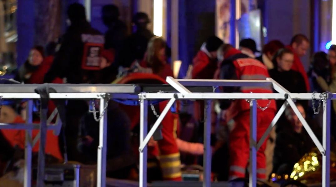 Γερμανία: Βίντεο με το αυτοκίνητο να πέφτει πάνω στους πολίτες στη χριστουγεννιάτικη αγορά 