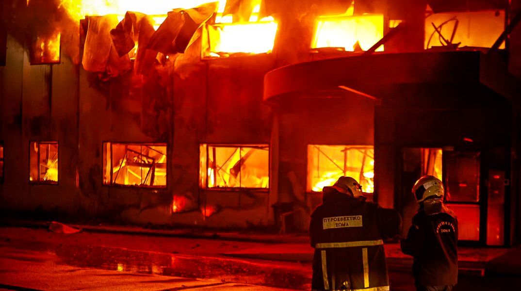 Φωτιά στο Κορωπί: Παρανάλωμα του πυρός έγινε το εργοστάσιο «Καραμολέγκος»