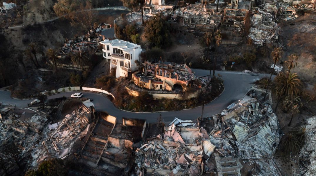 Λος Άντζελες: Ιδιωτικούς πυροσβέστες προσέλαβαν οι μεγιστάνες για να σώσουν τα σπίτια τους 