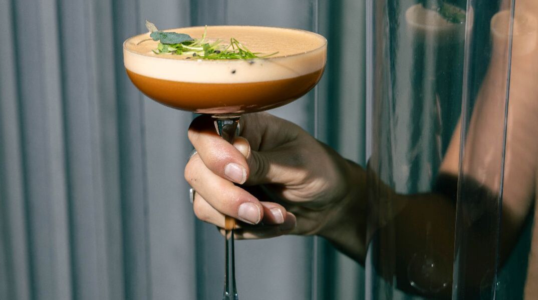 Naked: το all day bar στην πλατεία Αγίας Ειρήνης που καλλιεργεί τα δικά του microgreens