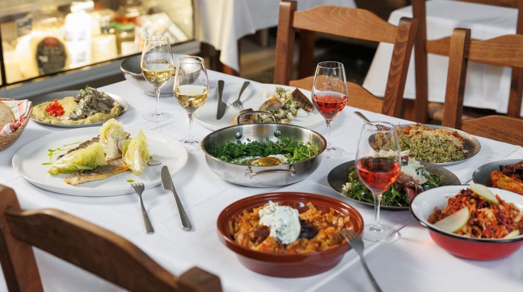 Το οινορεστοράν Καπάνι μόλις άνοιξε στο Μεταξουργείο και έχει όλο το πακέτο για να σου κλέψει την καρδιά