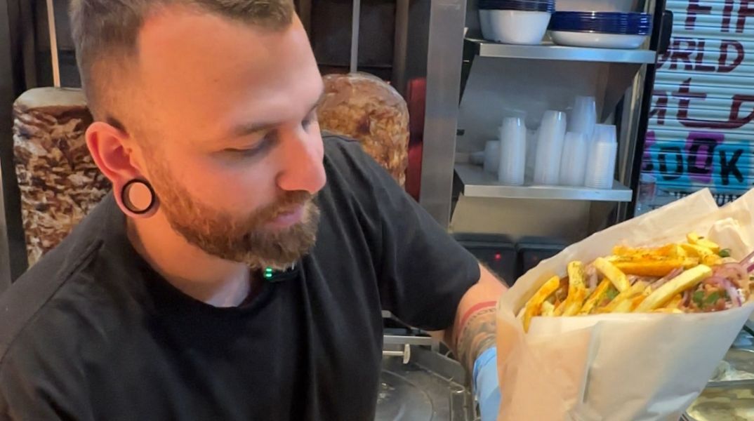 Έλληνας που ζει στο Λονδίνο σερβίρει τυλιχτό με γύρο 4 κιλά και τρελαίνει τους Βρετανούς