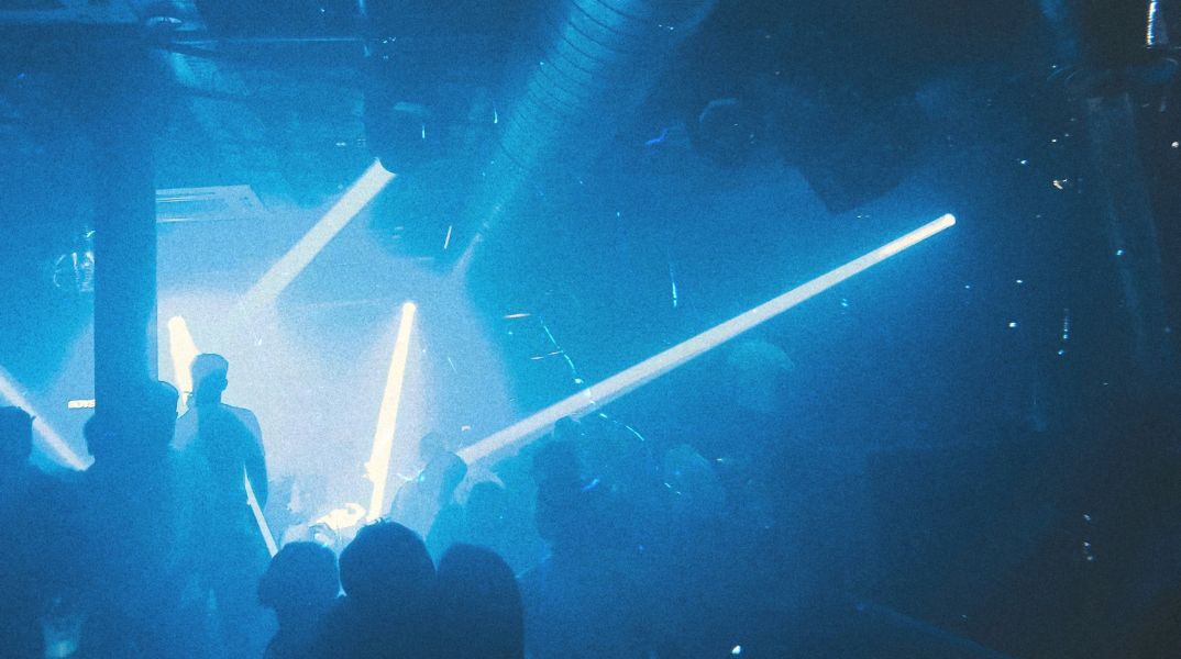 Γνωστό νυχτερινό κέντρο στην Αθήνα είχε «ξεχάσει» να διασυνδέσει POS με ταμειακές