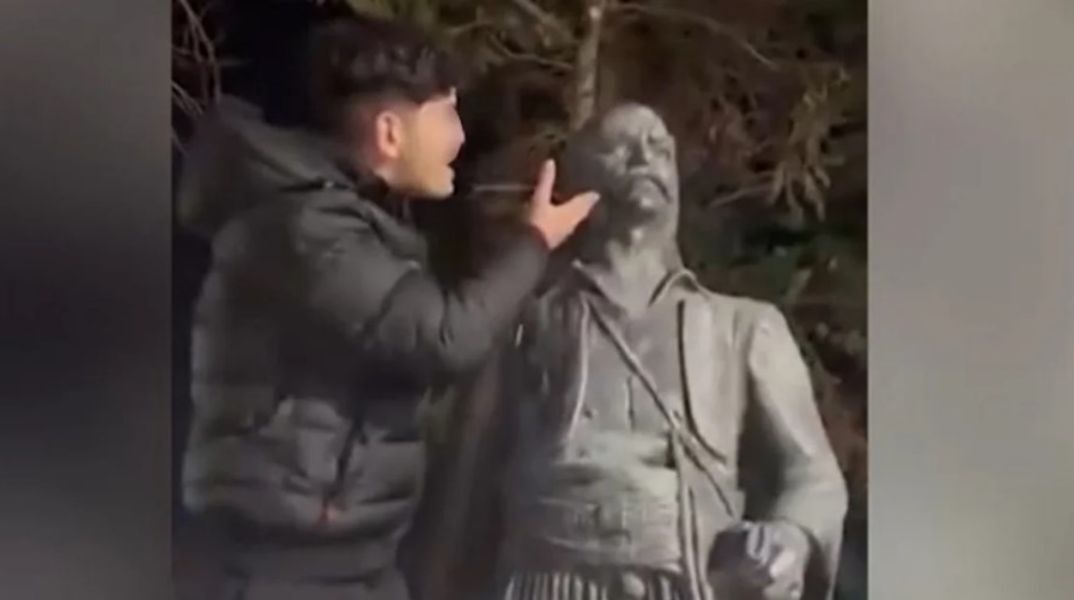 Θεσσαλονίκη: Νεαρός βρίζει και φτύνει άγαλμα του Κατσαντώνη στο Κορδελιό