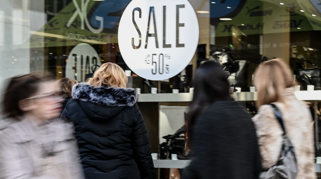 Χειμερινές εκπτώσεις 2025: Τι ώρες είναι ανοιχτά τα καταστήματα σήμερα