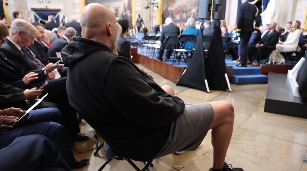 Γερουσιαστής με φούτερ και σορτς στην ορκωμοσία του Ντόναλντ Τραμπ