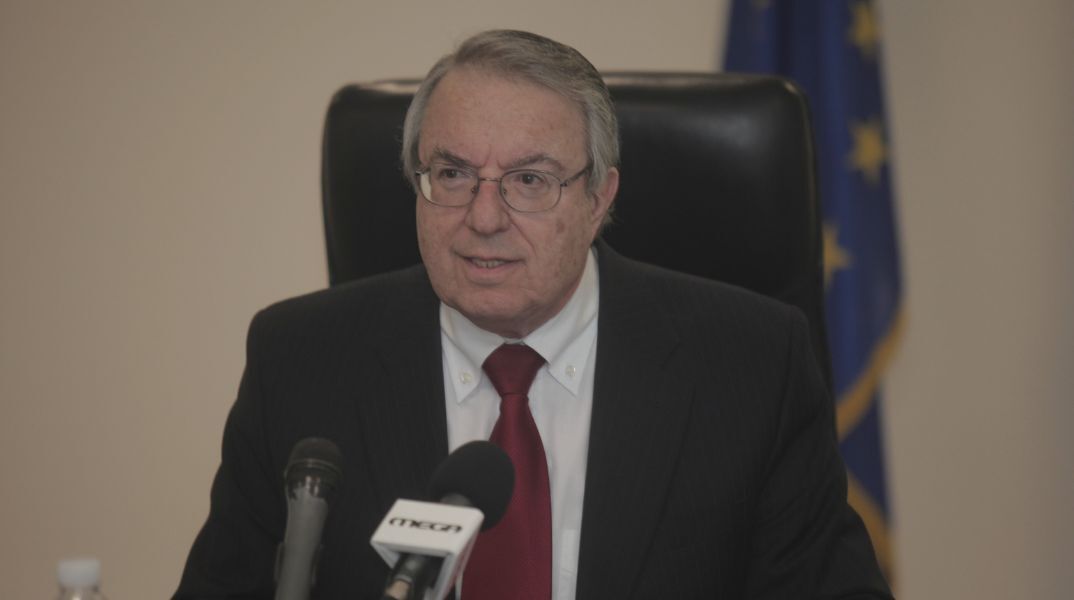 Γιώργος Μπαμπινιώτης: Ο ομότιμος καθηγητής Γλωσσολογίας εξηγεί τη σωστή χρήση φράσεων που άκουσε στην τηλεόραση και είχαν λανθασμένη συντακτική εκφορά