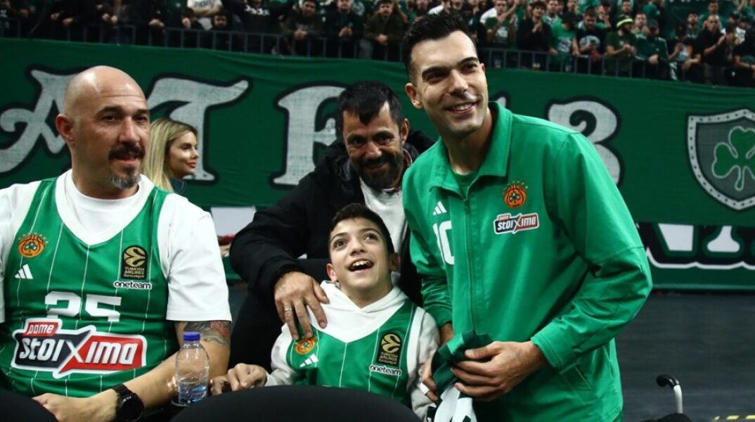 O μικρός Γιαννάκης στο ΟΑΚΑ με φανέλα των πρασίνων